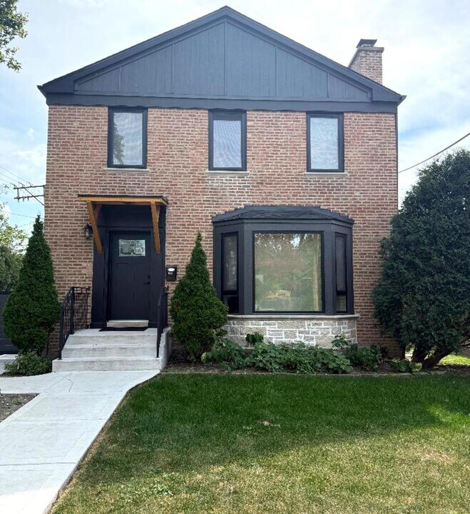 819 Albion Ave in Park Ridge, IL - Building Photo