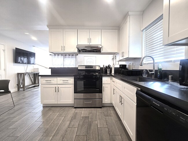 123 E Bennett Ave, Unit A in Glendora, CA - Foto de edificio - Building Photo