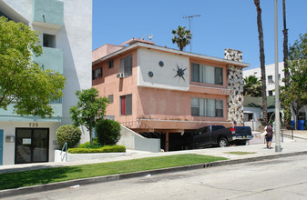 729 S Gramercy Dr in Los Angeles, CA - Building Photo - Building Photo