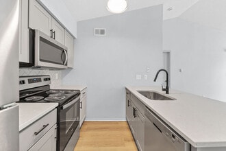 Silverwood Apartments in Mission, KS - Foto de edificio - Building Photo