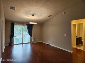 7036 Deer Lodge Cir in Jacksonville, FL - Foto de edificio - Building Photo