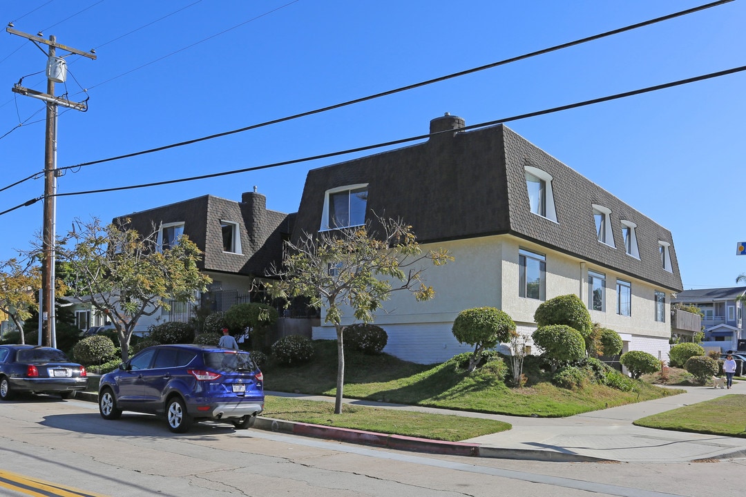 4051 Fanuel St in San Diego, CA - Building Photo