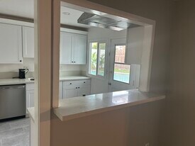 299 Robinhood Ln in Costa Mesa, CA - Building Photo