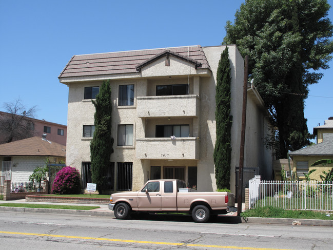 7417 Haskell Ave in Sun Valley, CA - Foto de edificio - Building Photo