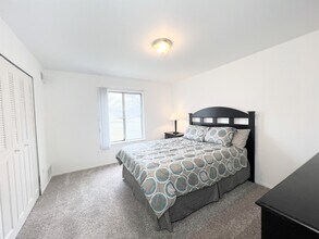 Williamsburg Square Apartments in Woodhaven, MI - Foto de edificio - Building Photo