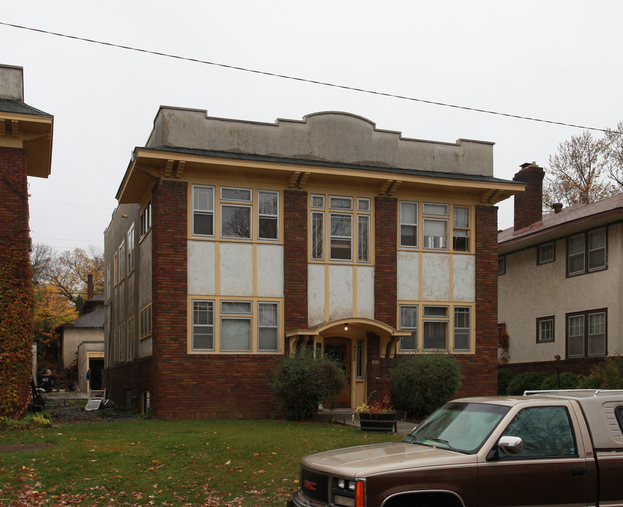 4528 Bryant Ave S in Minneapolis, MN - Foto de edificio