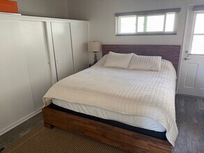 323 31st Pl, Unit APT in Manhattan Beach, CA - Building Photo - Building Photo