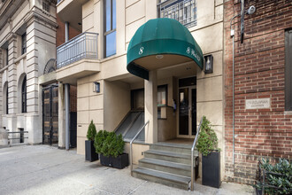 8 W 65th St in New York, NY - Building Photo - Building Photo