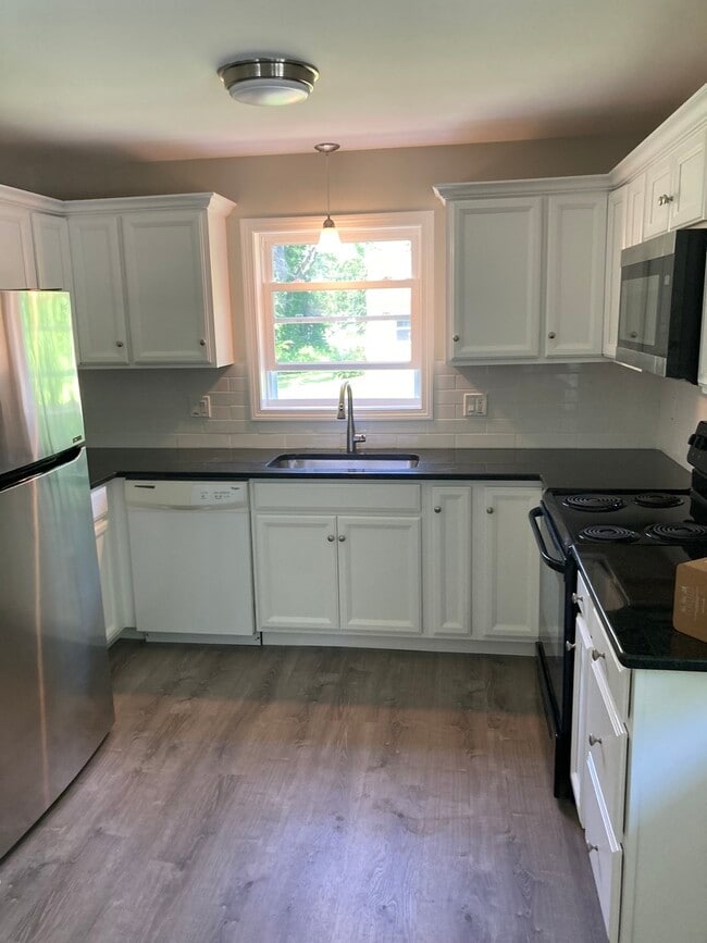 4 Charles Ln in Amherst, MA - Building Photo - Building Photo