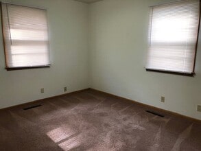 1332 Meadowdale Dr in Lincoln, NE - Building Photo - Building Photo