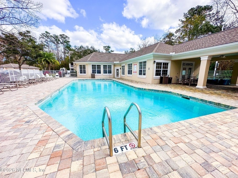 8601 Beach Blvd, Unit 1208 in Jacksonville, FL - Foto de edificio