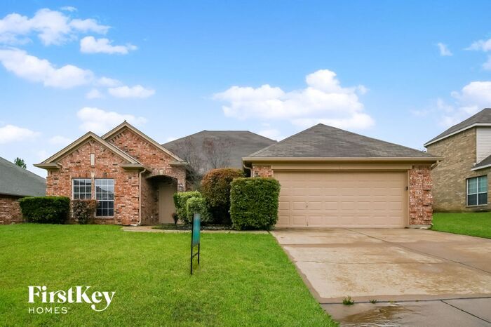 621 Dorchester Dr in Mansfield, TX - Foto de edificio