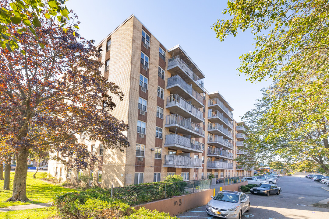 251 Jackson St in Hempstead, NY - Building Photo