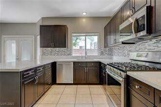 971 Whispering Grove Ave in Las Vegas, NV - Foto de edificio - Building Photo