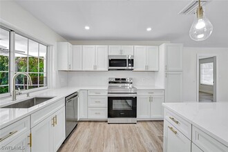135 7th Ave N in Naples, FL - Foto de edificio - Building Photo