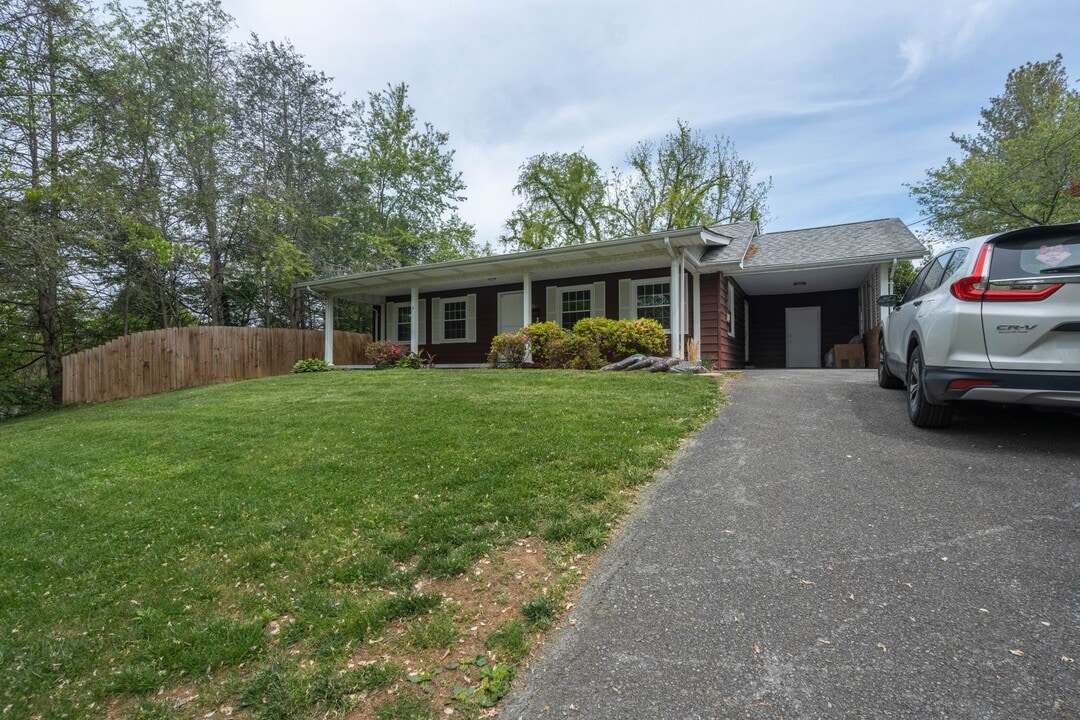 903 Althea St in Johnson City, TN - Building Photo
