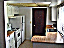 5326 A St in Springfield, OR - Building Photo