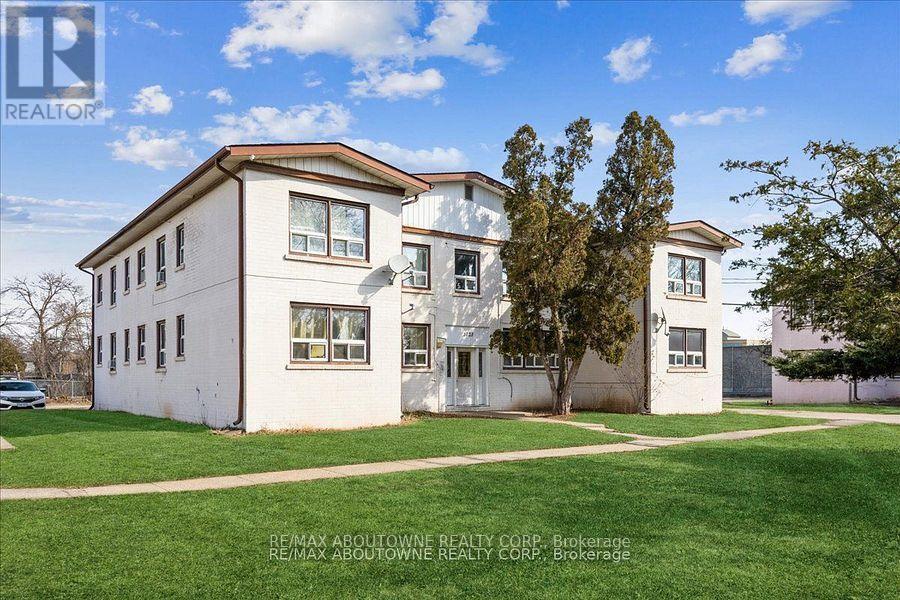 1023-1023 Churchill Ave in Oakville, ON - Building Photo