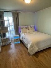 5271 Newcastle Ave in Encino, CA - Foto de edificio - Building Photo