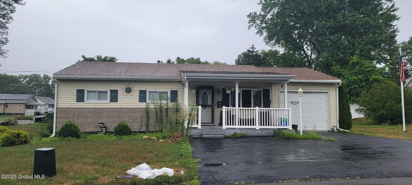 3275 Maryvale Dr in Schenectady, NY - Building Photo