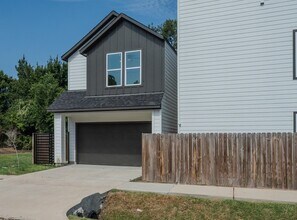 7002 Sidney St in Houston, TX - Foto de edificio - Building Photo