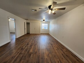 2210 Mariposa Ave in Las Vegas, NV - Building Photo - Building Photo