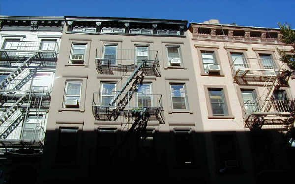 337 E 77th St in New York, NY - Foto de edificio