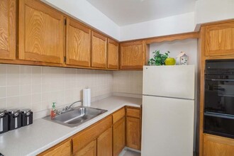 Greenfield Gardens in Edison, NJ - Building Photo - Building Photo