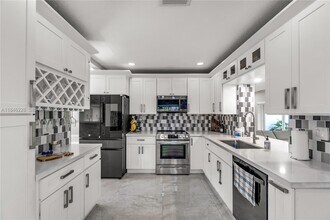 5601 White Cedar Ln in Tamarac, FL - Building Photo - Building Photo