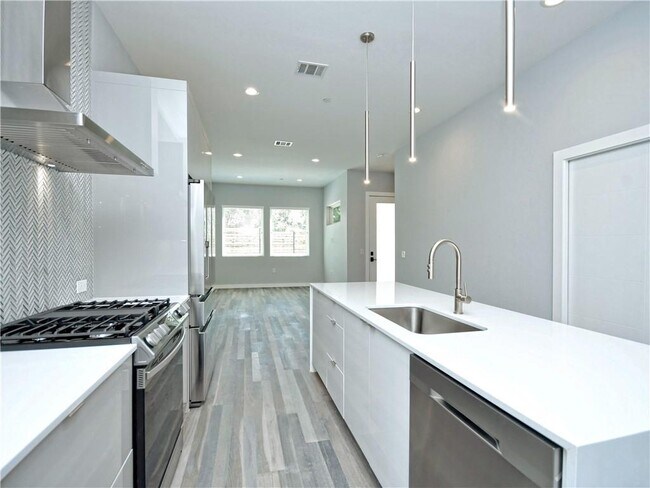 2108 Tillery St in Austin, TX - Foto de edificio - Building Photo