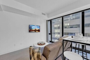170 Cumberland St in Toronto, ON - Building Photo