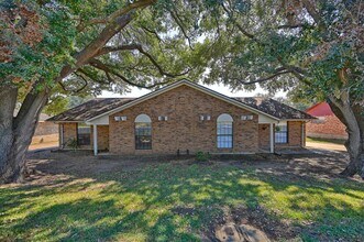 600 E Stone St in Brenham, TX - Building Photo - Building Photo