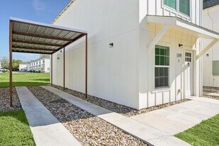 230 Debus Dr in Taylor, TX - Building Photo