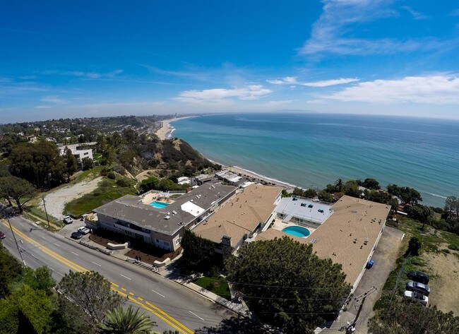 17010 W Sunset Blvd in Pacific Palisades, CA - Building Photo - Building Photo