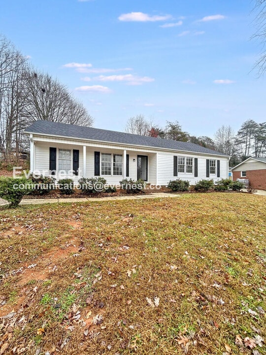 561 Brightsfield Ct in Rural Hall, NC - Building Photo