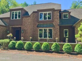 9 Oakbrook Blvd in Saratoga Springs, NY - Building Photo