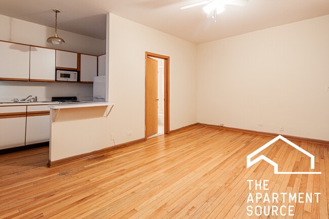 633 W Barry Ave, Unit 202