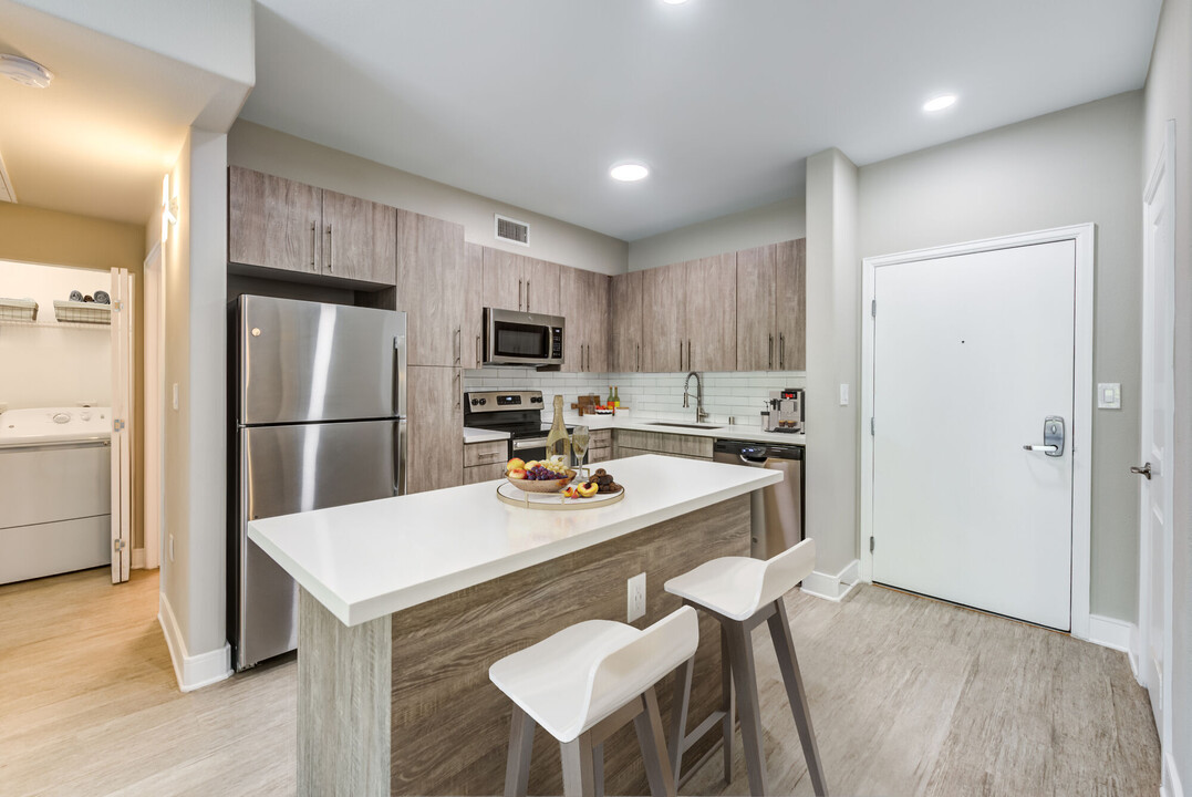 Triana Apartments in Woodland Hills, CA - Building Photo