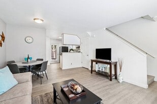 Jenna Village Apartments in Springfield, OR - Building Photo