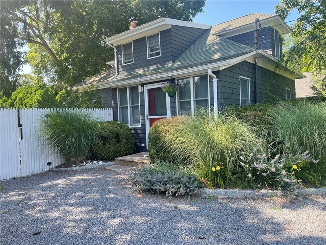 255 Sunset Ave in Westhampton Beach, NY - Building Photo - Building Photo