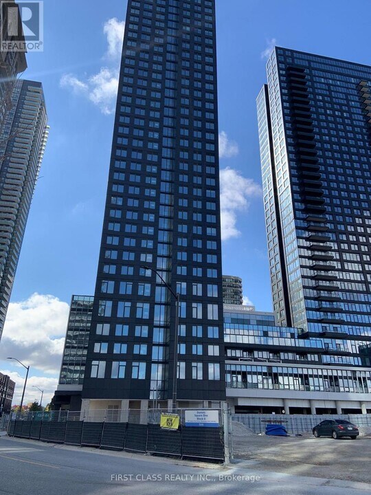 395 Square One Dr in Mississauga, ON - Building Photo