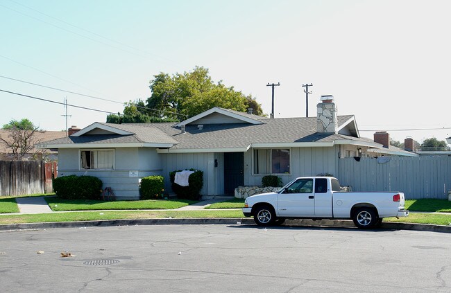 255-265 N Holly St in Orange, CA - Building Photo - Building Photo