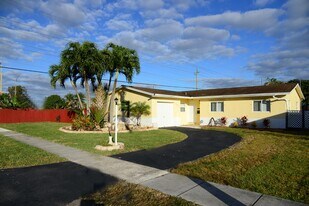 6903 Rio Pinar in North Lauderdale, FL - Building Photo