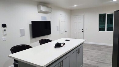 2234 S Dunsmuir Ave in Los Angeles, CA - Building Photo - Building Photo