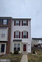 2441 Old Farmhouse Ct in Herndon, VA - Building Photo