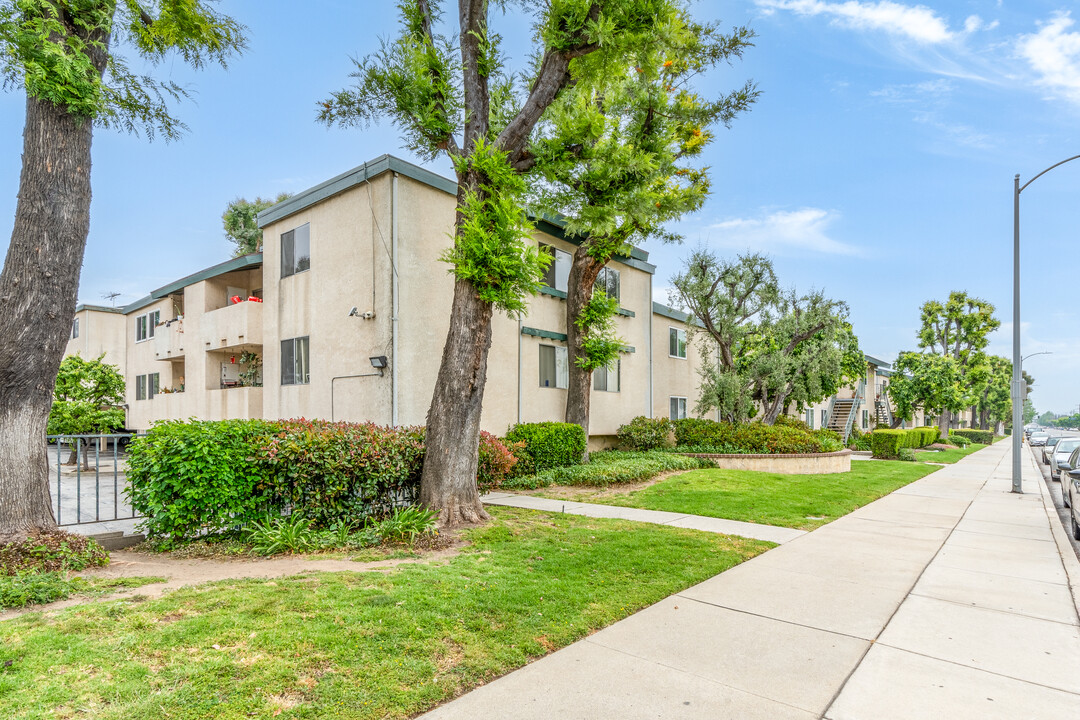 10636 Woodley Ave in Granada Hills, CA - Building Photo