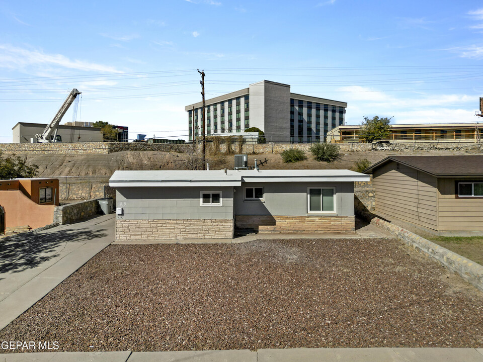 1015 N Clark Dr in El Paso, TX - Building Photo