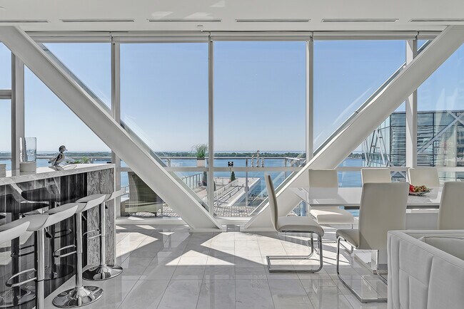 39 Queens Quay E in Toronto, ON - Building Photo - Building Photo