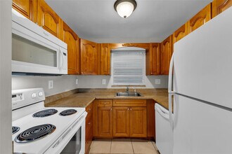 2201 NE 36th St in Lighthouse Point, FL - Building Photo - Building Photo