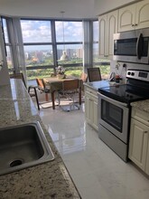 3500 Mystic Pointe Dr in Miami, FL - Building Photo - Building Photo